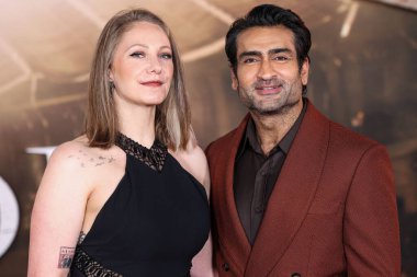 Emily V. Gordon ve kocası Kumail Ali Nanjiani, 18 Kasım 2024 'te Hollywood, Los Angeles, Kaliforniya, ABD' de bulunan TCL Çin Tiyatrosu IMAX 'te düzenlenen Paramount Pictures' Gladyatör II 'nin Los Angeles galasına geldiler..