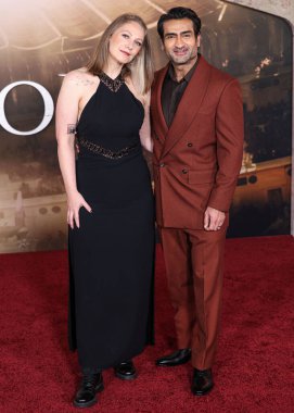 Emily V. Gordon ve kocası Kumail Ali Nanjiani, 18 Kasım 2024 'te Hollywood, Los Angeles, Kaliforniya, ABD' de bulunan TCL Çin Tiyatrosu IMAX 'te düzenlenen Paramount Pictures' Gladyatör II 'nin Los Angeles galasına geldiler..