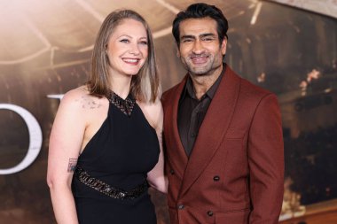 Emily V. Gordon ve kocası Kumail Ali Nanjiani, 18 Kasım 2024 'te Hollywood, Los Angeles, Kaliforniya, ABD' de bulunan TCL Çin Tiyatrosu IMAX 'te düzenlenen Paramount Pictures' Gladyatör II 'nin Los Angeles galasına geldiler..