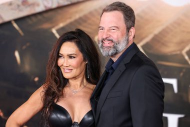 Tia Carrere ve erkek arkadaşı Paul Debevec, 18 Kasım 2024 'te Hollywood, Los Angeles, Kaliforniya, ABD' de bulunan TCL Çin Tiyatrosu IMAX 'te düzenlenen Paramount Pictures' Gladyatör II 'nin Los Angeles galasına geldiler.. 