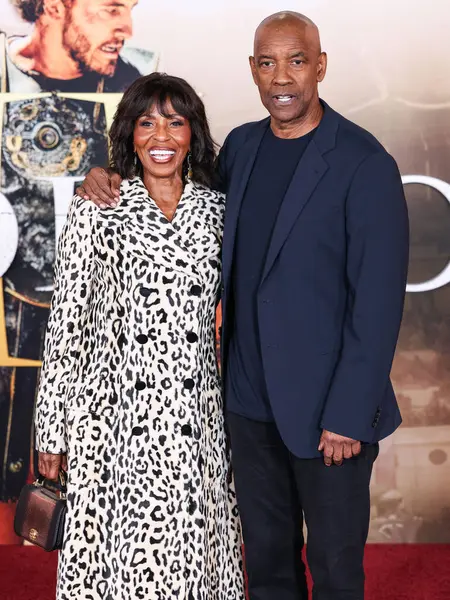 Pauletta Washington ve kocası Denzel Washington, 18 Kasım 2024 'te Hollywood, Los Angeles, Kaliforniya, ABD' de bulunan TCL Çin Tiyatrosu IMAX 'te düzenlenen Paramount Pictures' Gladyatör II 'nin Los Angeles Premiere' ine geldiler..