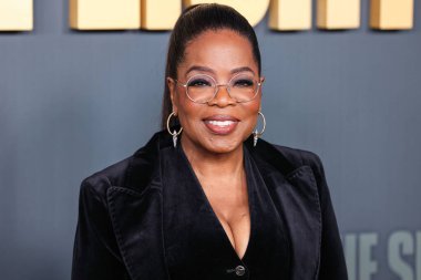 Nikos Koulis küpeleri takan Oprah Winfrey, Los Angeles Netflix 'in 3 Aralık 2024' te Hollywood 'da düzenlenen 