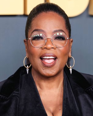 Nikos Koulis küpeleri takan Oprah Winfrey, Los Angeles Netflix 'in 3 Aralık 2024' te Hollywood 'da düzenlenen 