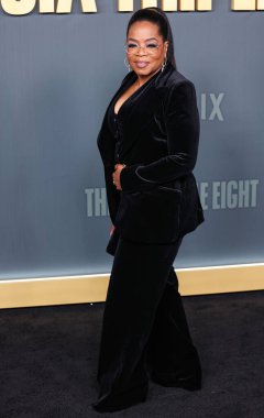 Nikos Koulis küpeleri takan Oprah Winfrey, Los Angeles Netflix 'in 3 Aralık 2024' te Hollywood 'da düzenlenen 