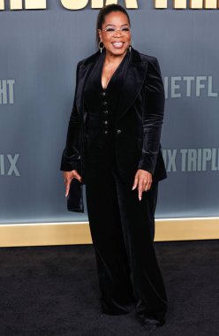 Nikos Koulis küpeleri takan Oprah Winfrey, Los Angeles Netflix 'in 3 Aralık 2024' te Hollywood 'da düzenlenen 