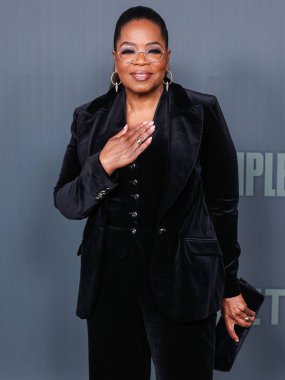 Nikos Koulis küpeleri takan Oprah Winfrey, Los Angeles Netflix 'in 3 Aralık 2024' te Hollywood 'da düzenlenen 