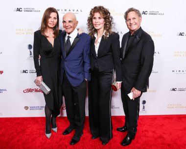 Linell Shapiro, Robert Shapiro, Stefanie Powers ve Gary Glenn, 6 Aralık 2024 'te Beverly Hilton Hotel' de düzenlenen 38. Yıllık Amerikan Sinemacılık Ödülleri 'ne geldiler.