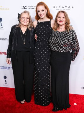 Marilyn Herst, torunu Jessica Chastain ve kızı Jerri Chastain, 6 Aralık 2024 'te Beverly Hilton Hotel' de düzenlenen 38. Geleneksel Amerikan Sinemacılık Ödülleri 'ne geldiler.
