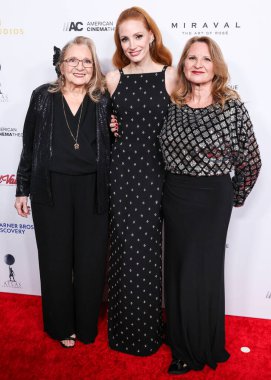 Marilyn Herst, torunu Jessica Chastain ve kızı Jerri Chastain, 6 Aralık 2024 'te Beverly Hilton Hotel' de düzenlenen 38. Geleneksel Amerikan Sinemacılık Ödülleri 'ne geldiler.