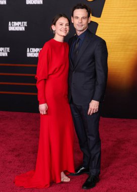 Sosie Bacon ve Scoot McNairy, 10 Aralık 2024 'te Hollywood, Los Angeles, Kaliforniya, ABD' de düzenlenen 