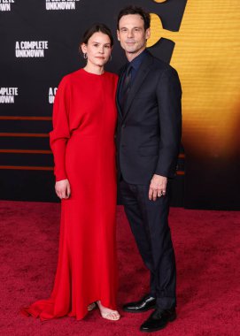 Sosie Bacon ve Scoot McNairy, 10 Aralık 2024 'te Hollywood, Los Angeles, Kaliforniya, ABD' de düzenlenen 