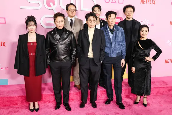 Jo Yu-ri, Lee Byung-hun, Lee Seo-hwan, Hwang Dong-hyuk, Yim Si-wan, Lee Jung-jae, Yang Dong-geun ve Kang Ae-shim Netflix 'in 12 Aralık 2024 tarihinde Los Angeles Şehir Koleji' nde düzenlenen 'Kalamar Oyunu' için Los Angeles Premiere ve Hayran Etkinliği 'ne geldiler.