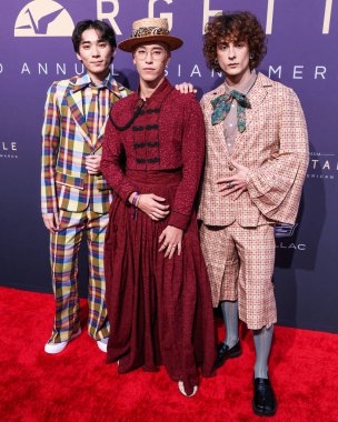 Devin Teruya, Jorden Kealoha-Yamanaka ve Crossing Rain 'den Wyatt Kaneshiro 14 Aralık 2024' te Beverly Hilton Hotel 'de düzenlenen 22. Unutulmaz Asya Amerikan Ödülleri' ne geldiler..