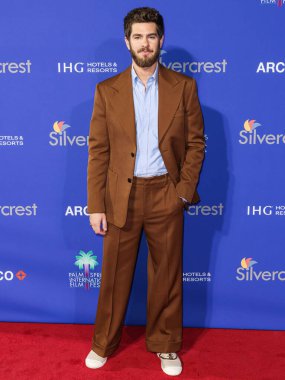 Valentino 'yu giyen Andrew Garfield, 3 Ocak 2025' te Palm Springs, Riverside County, Kaliforniya, ABD 'deki Palm Springs Kongre Merkezi' nde düzenlenen 36..