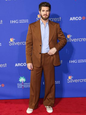 Valentino 'yu giyen Andrew Garfield, 3 Ocak 2025' te Palm Springs, Riverside County, Kaliforniya, ABD 'deki Palm Springs Kongre Merkezi' nde düzenlenen 36..