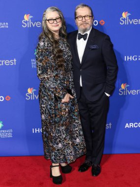 Gisele Schmidt ve Gary Oldman, 3 Ocak 2025 'te Palm Springs, Riverside County, Kaliforniya, ABD' deki Palm Springs Kongre Merkezi 'nde düzenlenen 36.. 