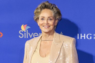 Mach ve Mach blazer ceket giyen Sharon Stone, Palm Springs Kongre Merkezi 'nde 3 Ocak 2025 tarihinde düzenlenen 36. Palm Springs Uluslararası Film Festivali Film Ödülleri' ne geldi..