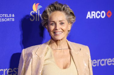 Mach ve Mach blazer ceket giyen Sharon Stone, Palm Springs Kongre Merkezi 'nde 3 Ocak 2025 tarihinde düzenlenen 36. Palm Springs Uluslararası Film Festivali Film Ödülleri' ne geldi..