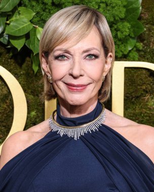 Christian Siriano 'yu giyen Allison Janney, 5 Ocak 2025' te Beverly Hilton Oteli 'nde düzenlenen 82..