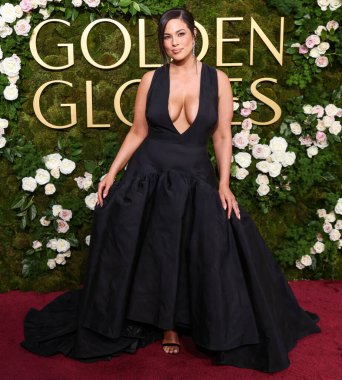 Ashley Graham 'ın özel bir Bach Mai elbisesi, Gianvito Rossi ayakkabıları ve Jared mücevherleri 5 Ocak 2025' te Beverly Hills, Los Angeles, Kaliforniya 'da düzenlenen 82.. 