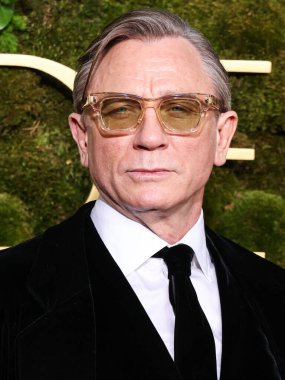 Armani giyen Daniel Craig, 5 Ocak 2025 'te Beverly Hilton Hotel' de düzenlenen 82. Yıllık Altın Küre Ödülleri 'ne geldi.. 