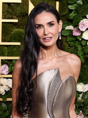 Bir Giorgio Armani Prive elbisesi ve Christian Louboutin ayakkabısı giyen Demi Moore, 5 Ocak 2025 'te Beverly Hilton Oteli' nde düzenlenen 82.