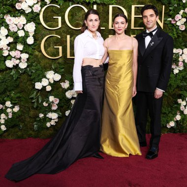 Jen Statsky, Lucia Aniello ve Paul W. Downs, 5 Ocak 2025 'te Beverly Hills, Los Angeles, Kaliforniya, ABD' de düzenlenen 82.