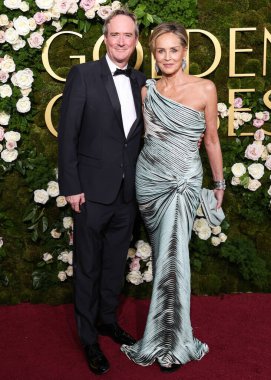 Jim Osborne ve Sharon Stone, Beverly Hilton Oteli 'nde 5 Ocak 2025' te düzenlenen 82. Yıllık Altın Küre Ödülleri 'ne geldiler.. 