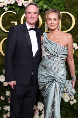 Jim Osborne ve Sharon Stone, Beverly Hilton Oteli 'nde 5 Ocak 2025' te düzenlenen 82. Yıllık Altın Küre Ödülleri 'ne geldiler.. 