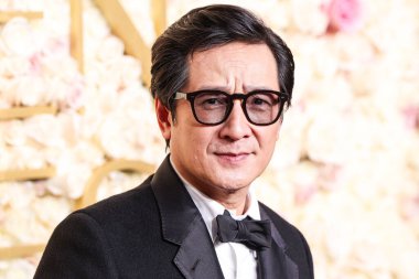 Thom Browne giyen Ke Huy Quan, 5 Ocak 2025 'te Beverly Hilton Oteli' nde düzenlenen 82.. 