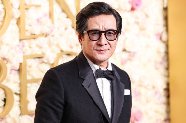 Thom Browne giyen Ke Huy Quan, 5 Ocak 2025 'te Beverly Hilton Oteli' nde düzenlenen 82.. 