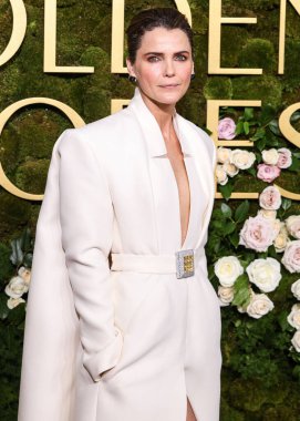 Keri Russell 'ın Stéphane Rolland elbisesi, Aquazzura ayakkabıları, Tyler Ellis el çantası ve Lagos mücevherleri 5 Ocak 2025' te Beverly Hills, Los Angeles, Kaliforniya 'da düzenlenen 82.