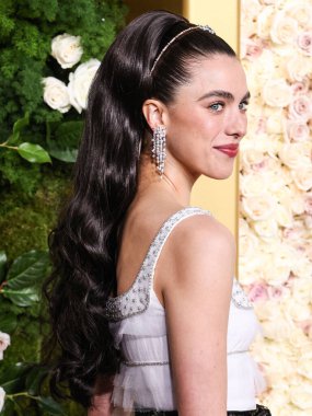 Chanel giyen Margaret Qualley, 5 Ocak 2025 'te Beverly Hilton Oteli' nde düzenlenen 82. Yıllık Altın Küre Ödülleri 'ne geliyor.. 