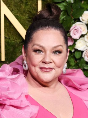 Christian Siriano 'yu giyen Melissa McCarthy, 5 Ocak 2025' te Beverly Hilton Oteli 'nde düzenlenen 82..