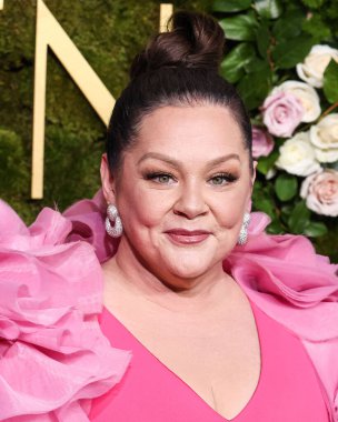 Christian Siriano 'yu giyen Melissa McCarthy, 5 Ocak 2025' te Beverly Hilton Oteli 'nde düzenlenen 82..