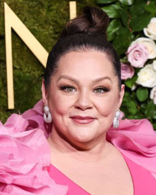 Christian Siriano 'yu giyen Melissa McCarthy, 5 Ocak 2025' te Beverly Hilton Oteli 'nde düzenlenen 82..