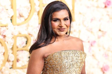 Ashi Studio elbisesi giyen Mindy Kaling, 5 Ocak 2025 'te Beverly Hilton Oteli' nde düzenlenen 82.