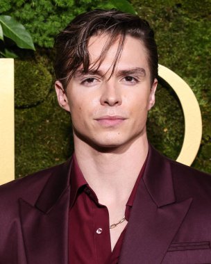 Christian Louboutin botlarıyla Versace giyen Nicholas Alexander Chavez, 5 Ocak 2025 'te Beverly Hills, Los Angeles, Kaliforniya, ABD' de düzenlenen 82.. 