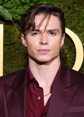 Christian Louboutin botlarıyla Versace giyen Nicholas Alexander Chavez, 5 Ocak 2025 'te Beverly Hills, Los Angeles, Kaliforniya, ABD' de düzenlenen 82..