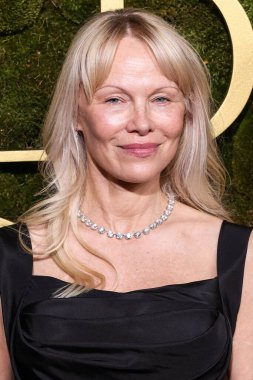 Jimmy Choo ayakkabıları ve Pandora mücevherleriyle Oscar de la Renta giyen Pamela Anderson, 5 Ocak 2025 'te Beverly Hilton Oteli' nde düzenlenen 82..