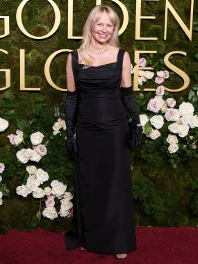 Jimmy Choo ayakkabıları ve Pandora mücevherleriyle Oscar de la Renta giyen Pamela Anderson, 5 Ocak 2025 'te Beverly Hilton Oteli' nde düzenlenen 82..