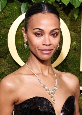 Saint Laurent giyimli Zoe Saldana, 5 Ocak 2025 'te Beverly Hilton Oteli' nde düzenlenen 82..