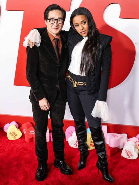 Ke Huy Quan и Ariana DeBose прибывают на премьеру фильма "Love Hurts" компании Universal Pictures в китайском театре IMAX 3 февраля 2025 года в Голливуде, Лос-Анджелес, Калифорния, США.