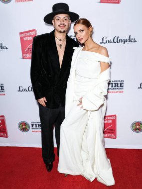 Evan Ross, Ashlee Simpson Ross Los Angeles Magazine Sunar: 5 Şubat 2025 'te Batı Hollywood, LA, CA, ABD' de The Abbey Food and Bar 'da düzenlenen Los Angeles İtfaiye Teşkilatı yararına' Hollywood Virgin 'için Kitap Başlatma Partisi.
