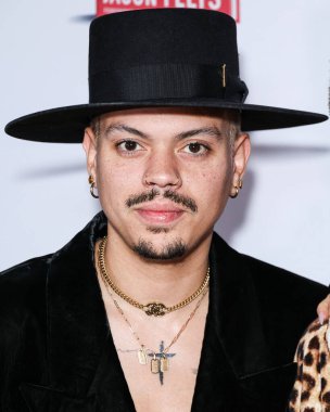 Evan Ross, Los Angeles Magazine Sunar: 5 Şubat 2025 'te Batı Hollywood, Los Angeles, Kaliforniya, ABD' de The Abbey Food and Bar 'da düzenlenen Los Angeles İtfaiye Teşkilatı yararına' Hollywood Virgin 'için Kitap Başlatma Partisi.