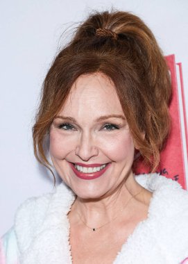 Amy Yasbeck Los Angeles Magazine Sunar: 5 Şubat 2025 'te Batı Hollywood, Los Angeles, Kaliforniya, ABD' deki Abbey Food and Bar 'da düzenlenen Los Angeles İtfaiye Teşkilatı yararına' Hollywood Virgin 'için Kitap Başlatma Partisi.
