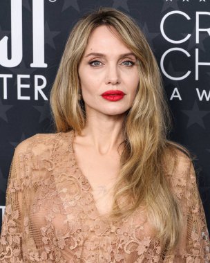 Elie Saab 'ı giyen Angelina Jolie, 7 Şubat 2025' te Santa Monica, Los Angeles, Kaliforniya, ABD 'de düzenlenen The Barker Hangar' da düzenlenen 30. Yıllık Eleştirmenler Seçimi Ödüllerine ulaştı..