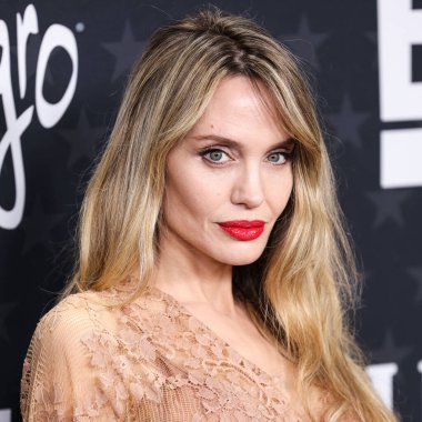 Elie Saab 'ı giyen Angelina Jolie, 7 Şubat 2025' te Santa Monica, Los Angeles, Kaliforniya, ABD 'de düzenlenen The Barker Hangar' da düzenlenen 30. Yıllık Eleştirmenler Seçimi Ödüllerine ulaştı..