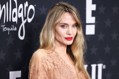 Elie Saab 'ı giyen Angelina Jolie, 7 Şubat 2025' te Santa Monica, Los Angeles, Kaliforniya, ABD 'de düzenlenen The Barker Hangar' da düzenlenen 30. Yıllık Eleştirmenler Seçimi Ödüllerine ulaştı..