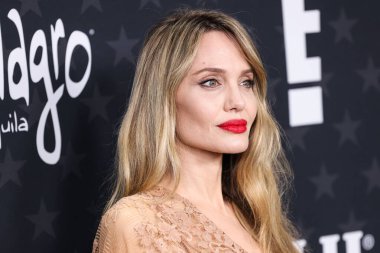 Elie Saab 'ı giyen Angelina Jolie, 7 Şubat 2025' te Santa Monica, Los Angeles, Kaliforniya, ABD 'de düzenlenen The Barker Hangar' da düzenlenen 30. Yıllık Eleştirmenler Seçimi Ödüllerine ulaştı..